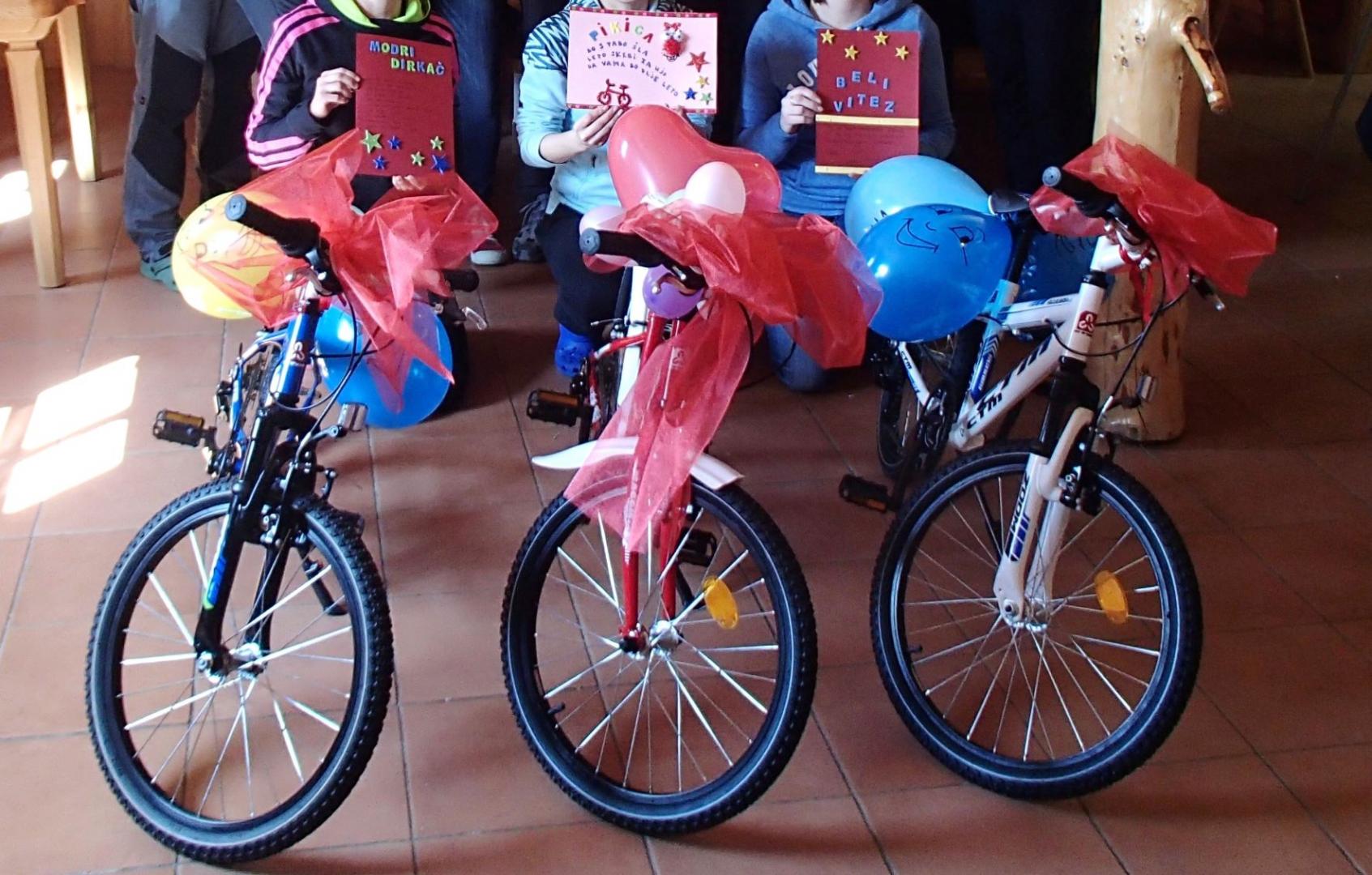 Okrašena kolesa, ki jih bomo podarili otrokom v stiski