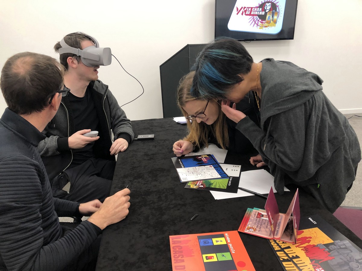 Udeleženci ičejo rešitve, VR team building program