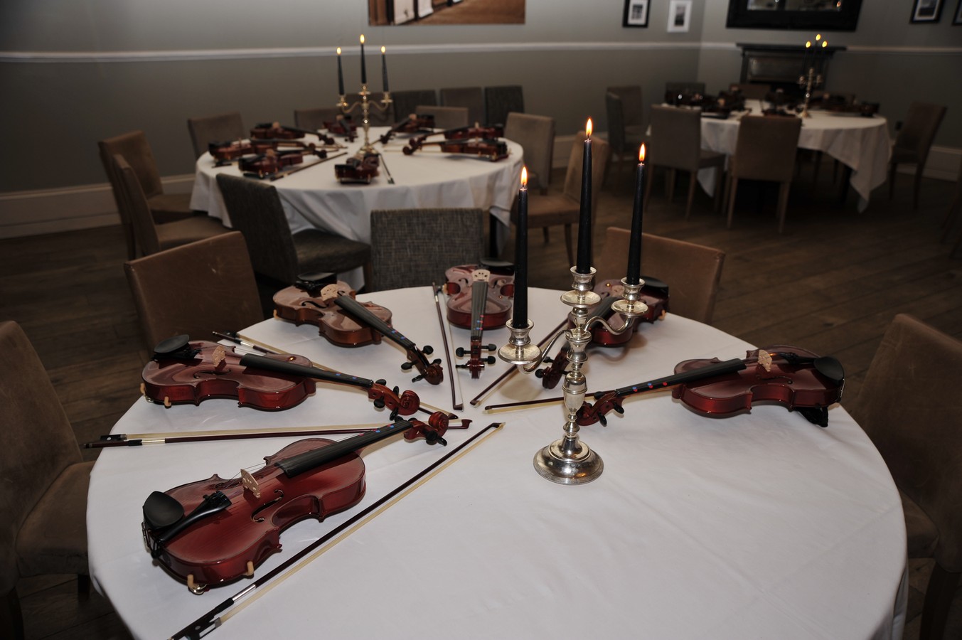 Violine zložene na mizi