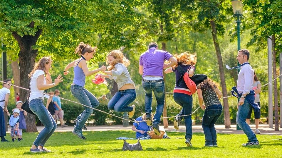 Udeleženci skačejo čez vrv v parku